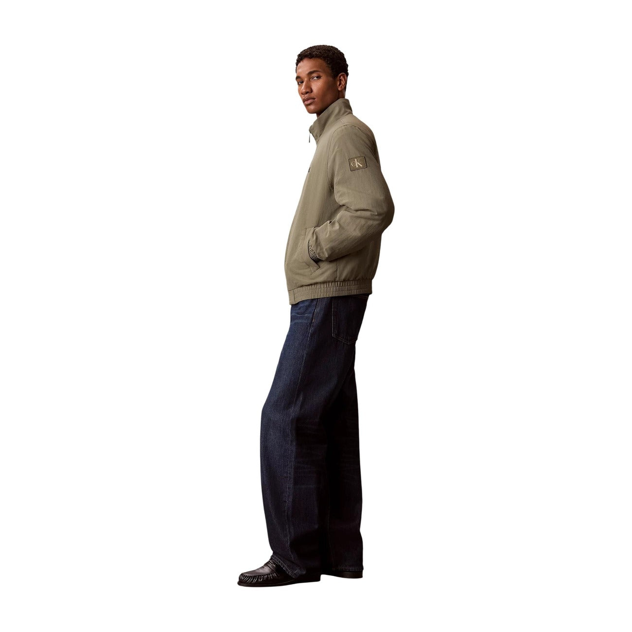 Giambotto bomber uomo Calvin Klein Jeans Harrington Jacket verde oliva C1822T0H3. Giacca impermeabile e antivento da uomo con cerniera lampo a 2 vie, collo alto, tasche frontali e fodera leggera, abbigliamento uomo autunno inverno.