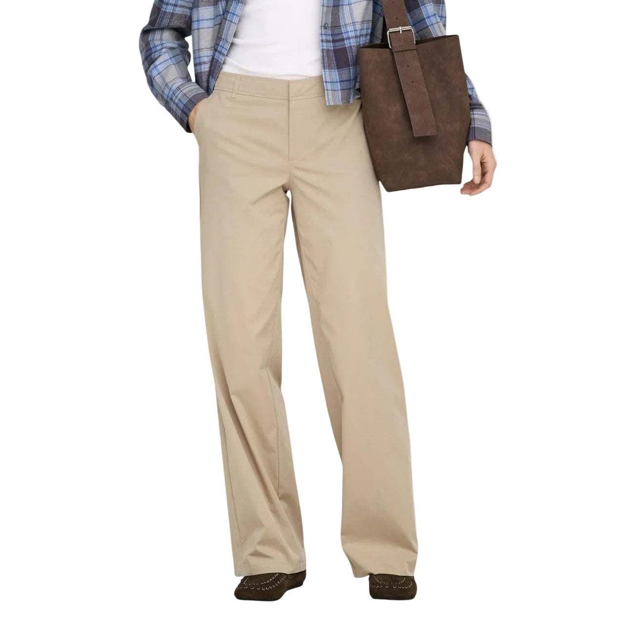 Pantaloni beige bootcut Only Onltanny, tessuto chino elasticizzato con cintura a fibbia; taglio ampio e svasato sul fondo, perfetti per valorizzare la silhouette in ogni occasione. Vista frontale 