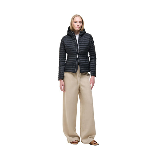 Piumino donna Colmar Originals nero 100 grammi 2213 9VX. Giacca leggera da donna nera sciancrata con cappuccio fisso, zip doppio cursore e tessuto riciclato idrorepellente, capospalla primaverile casual e femminile.