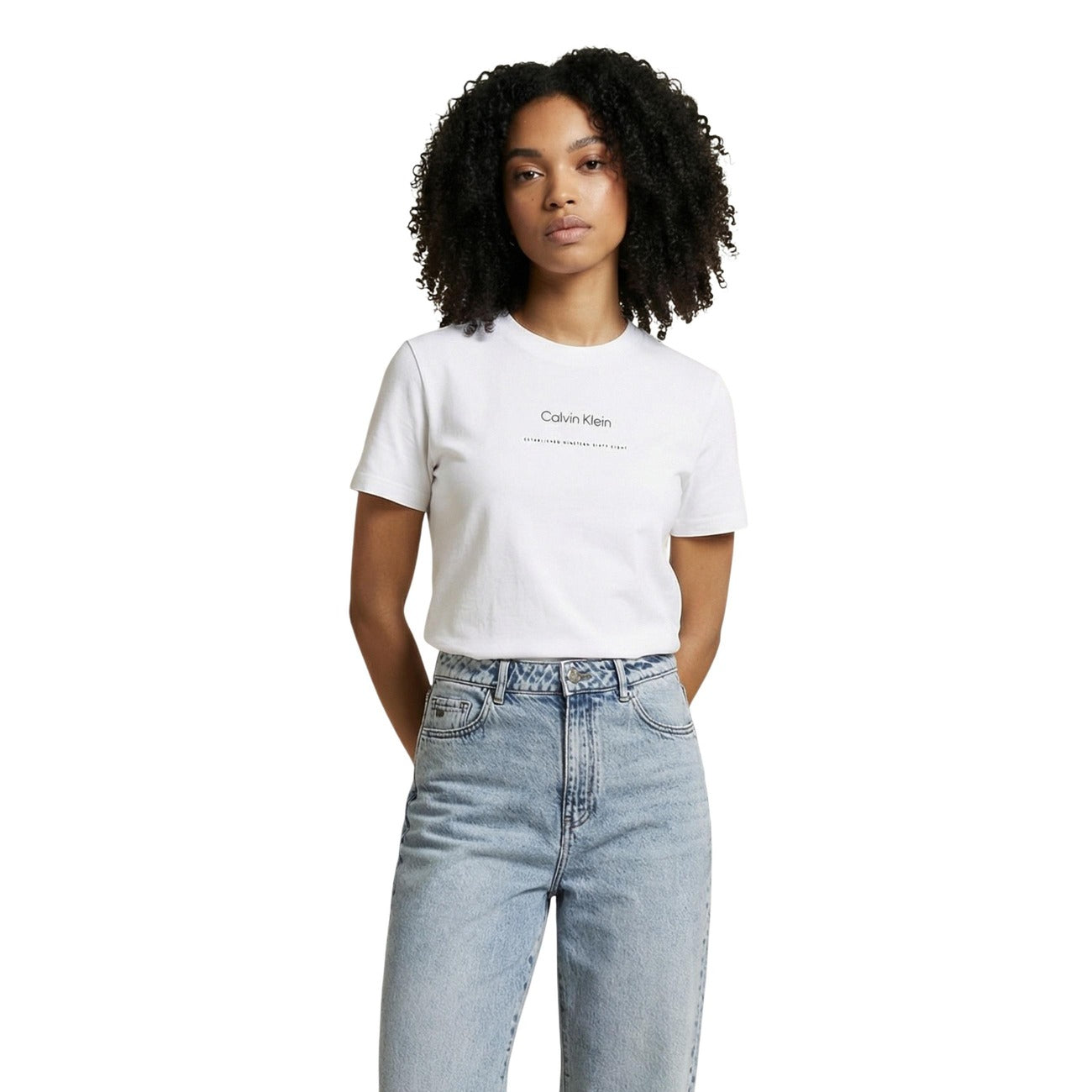 Calvin Klein Jeans Logo Tee; 100% cotone, scollo a giro, logo frontale. Il capo essenziale e intramontabile per un guardaroba versatile e moderno. Colore bianco. Vista frontale