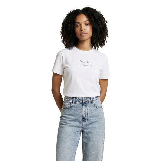 Calvin Klein Jeans Logo Tee; 100% cotone, scollo a giro, logo frontale. Il capo essenziale e intramontabile per un guardaroba versatile e moderno. Colore bianco. Vista frontale