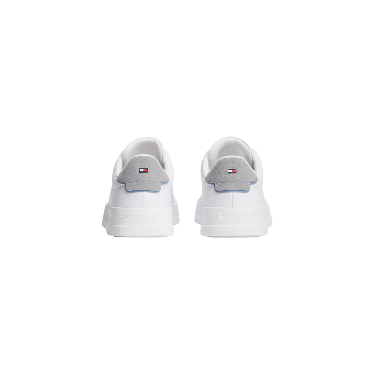 Sneakers Bianche Tommy Hilfiger; 80% Pelle. Suola 3 cm, logo laterale, design minimal. Eleganti, robuste e ideali per l'uso quotidiano. Posteriore 