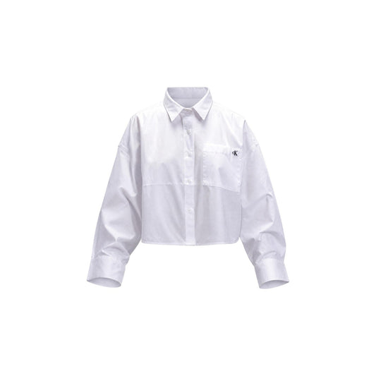 Camicia Cropped Donna Bianca Calvin Klein Jeans; Camicia corta in puro cotone con taglio leggermente over. Scollatura a V, taschino con piccolo logo sul petto e stile casual-chic. Frontale stesa 