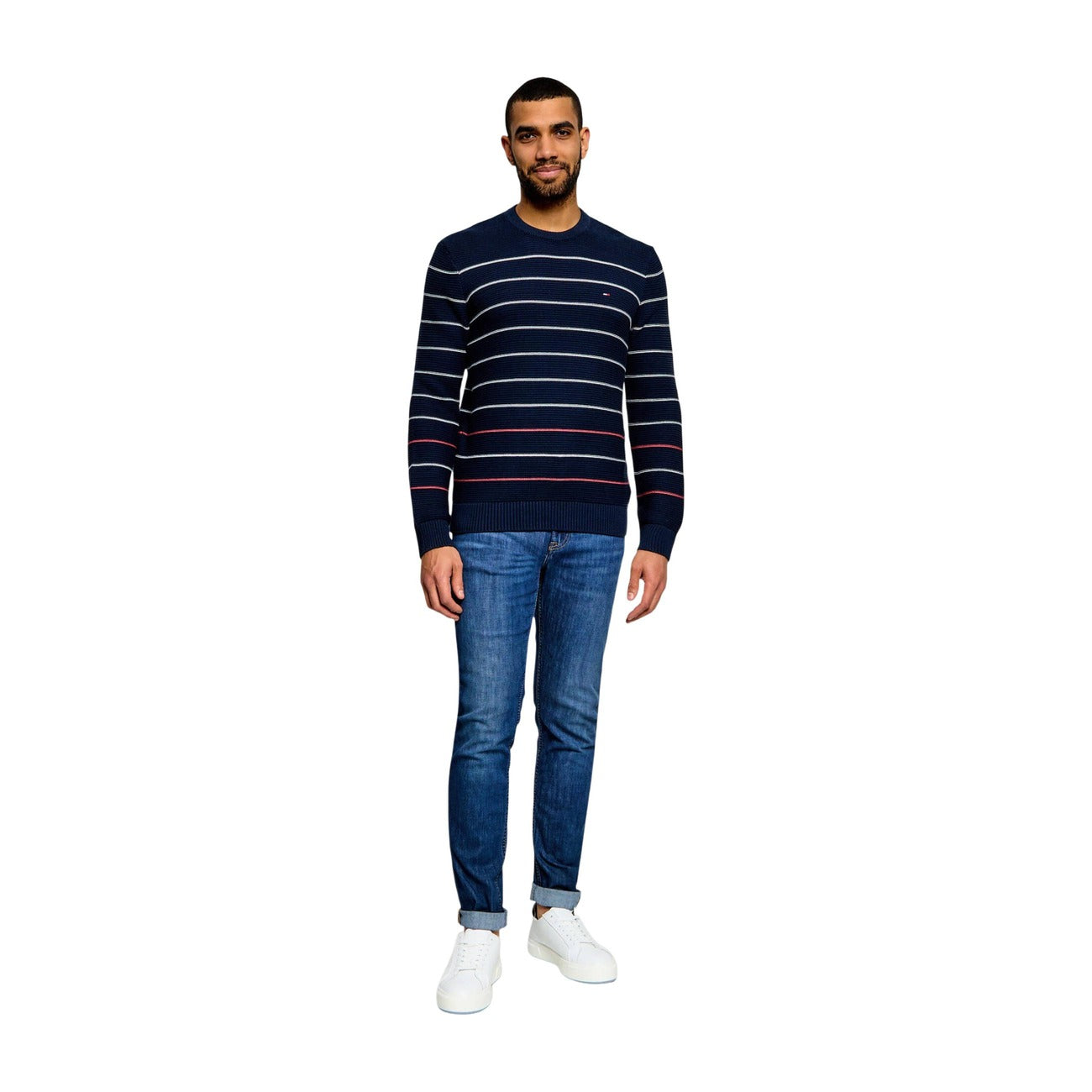Maglione Blu a Righe Tommy Jeans; 100% Cotone Rigenerato. Girocollo, logo ricamato, bordi a costine. Stile casual, texture consistente, ideale per la primavera e l'autunno. Figura intera frontale 