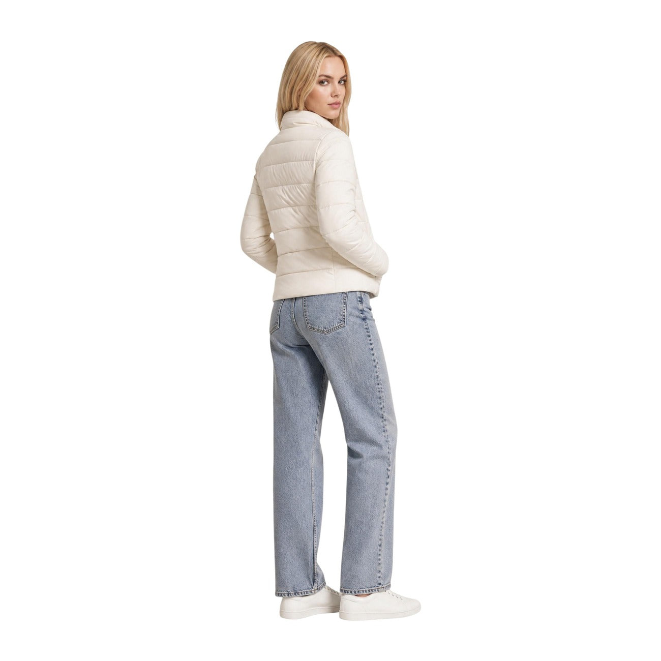 Piumino Pesante Trapuntato Bianco Donna Guess Active Solid Heavy Diann; Tessuto 93% poliestere e 7% elastam con colletto alto e chiusura a zip. Logo metallico sul petto, stile invernale casual-chic. Posteriore figura intera 