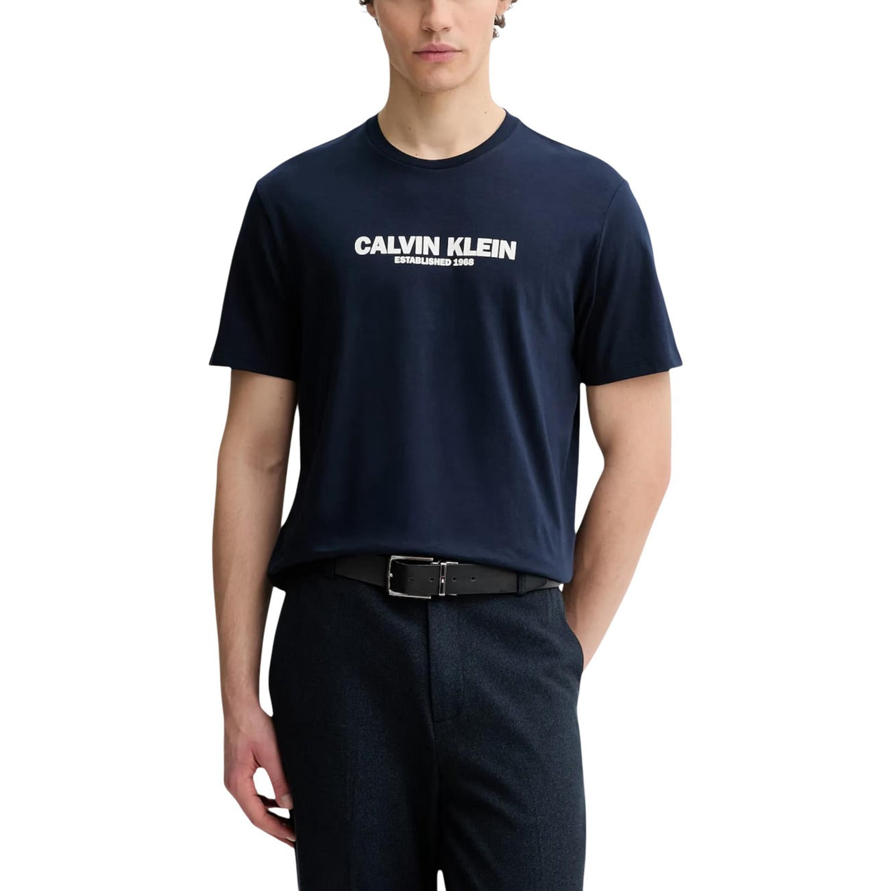 T-shirt unisex Calvin Klein GRAP; 100% cotone jersey, stampa grafica, regular fit. Girocollo a maniche corte, stile moderno e traspirante. Colore blu 