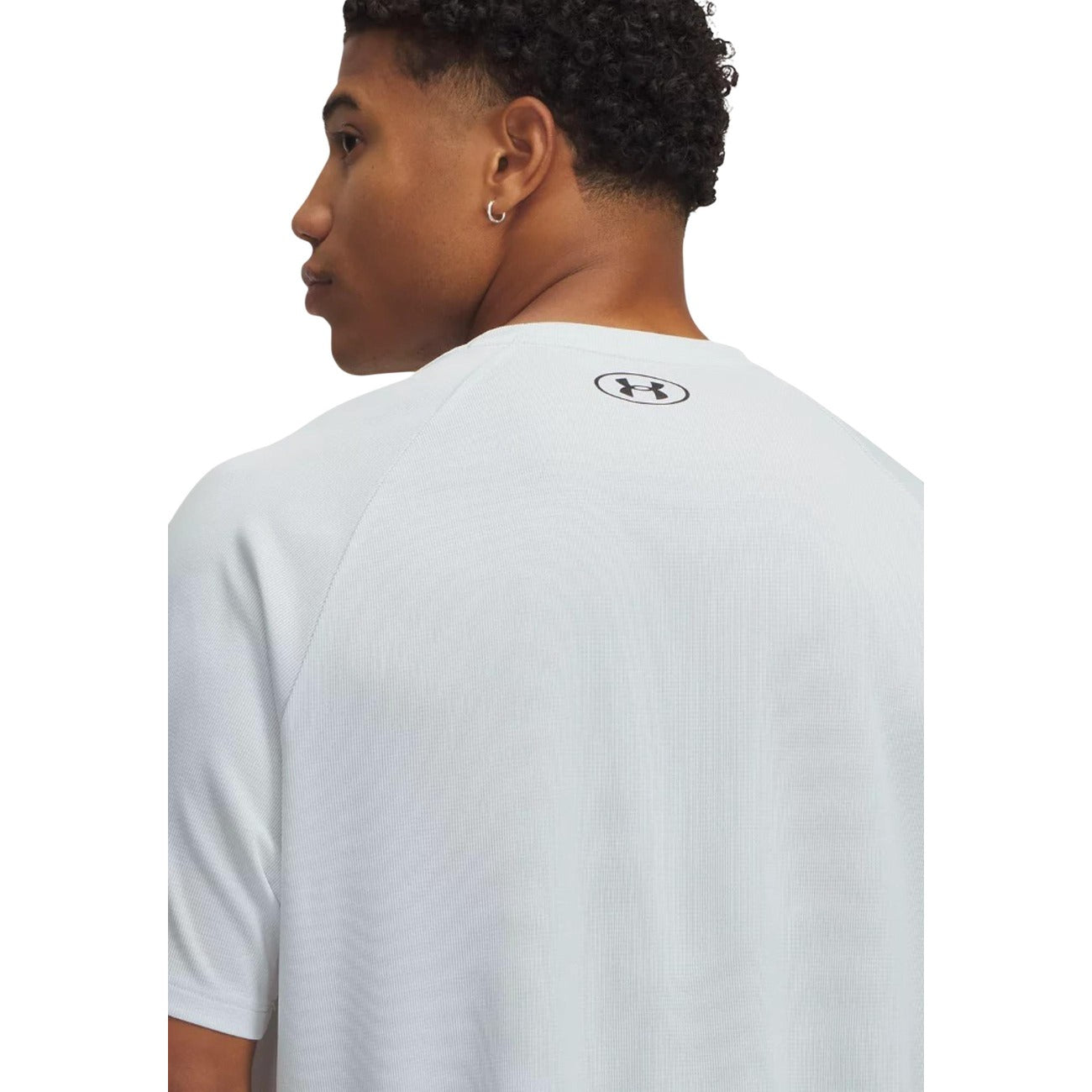 Under Armour Tech™ Textured Tee; 100% poliestere, colore grigio, asciugatura ultra-rapida. La t-shirt tecnica essenziale per lo sport. Dettaglio logo posteriore