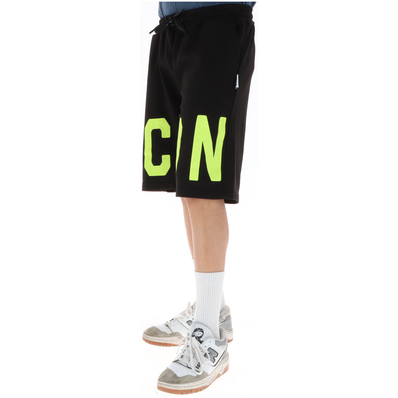 Bermuda ICON Neon Logo; 87% Cotone, 13% Poliestere. Nero con stampa giallo fluo, logo spezzato, vita con lacci. Short uomo streetwear energici e traspiranti, Made in Italy. Vista laterale 