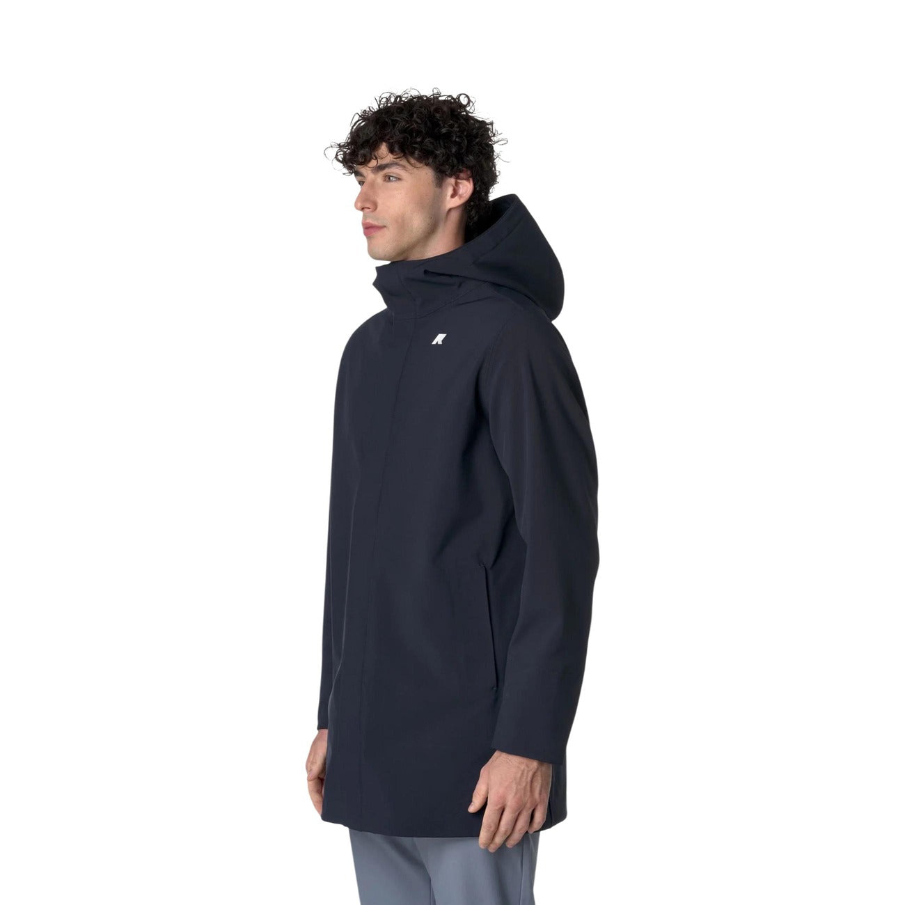 Giacca K-Way Marlyn uomo K7126UW impermeabile e antivento. Capospalla medio softshell slim fit con cappuccio, interno in morbido micro polar fleece, resistenza acqua 10000 mm e traspirante, abbigliamento uomo mezza stagione.