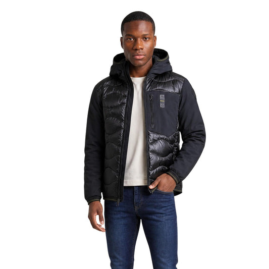 Giubbotto uomo Blauer nero Albert 26WBLUC08068. Piumino e giacca ibrida da uomo nero con inserti trapuntati lucidi e tessuto liscio, cappuccio fisso, taschino zip al petto e logo Blauer, capospalla invernale casual e urbano.