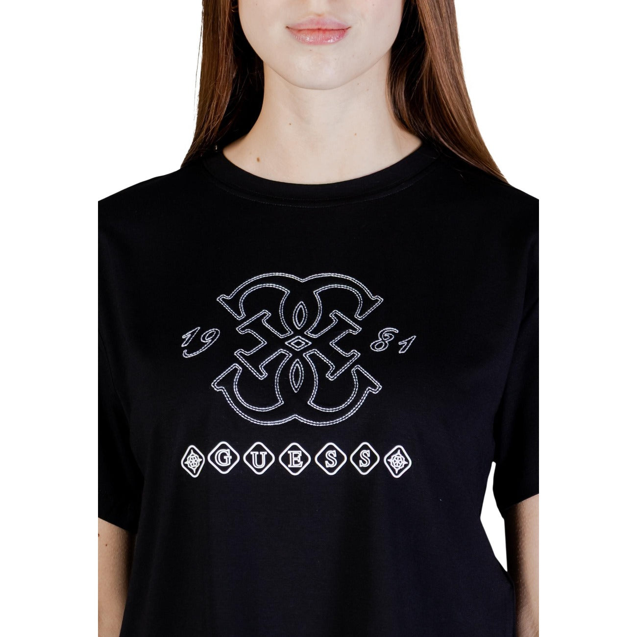 Dettaglio t-shirt Guess Active GABI donna nera con stampa frontale e vestibilità regular
