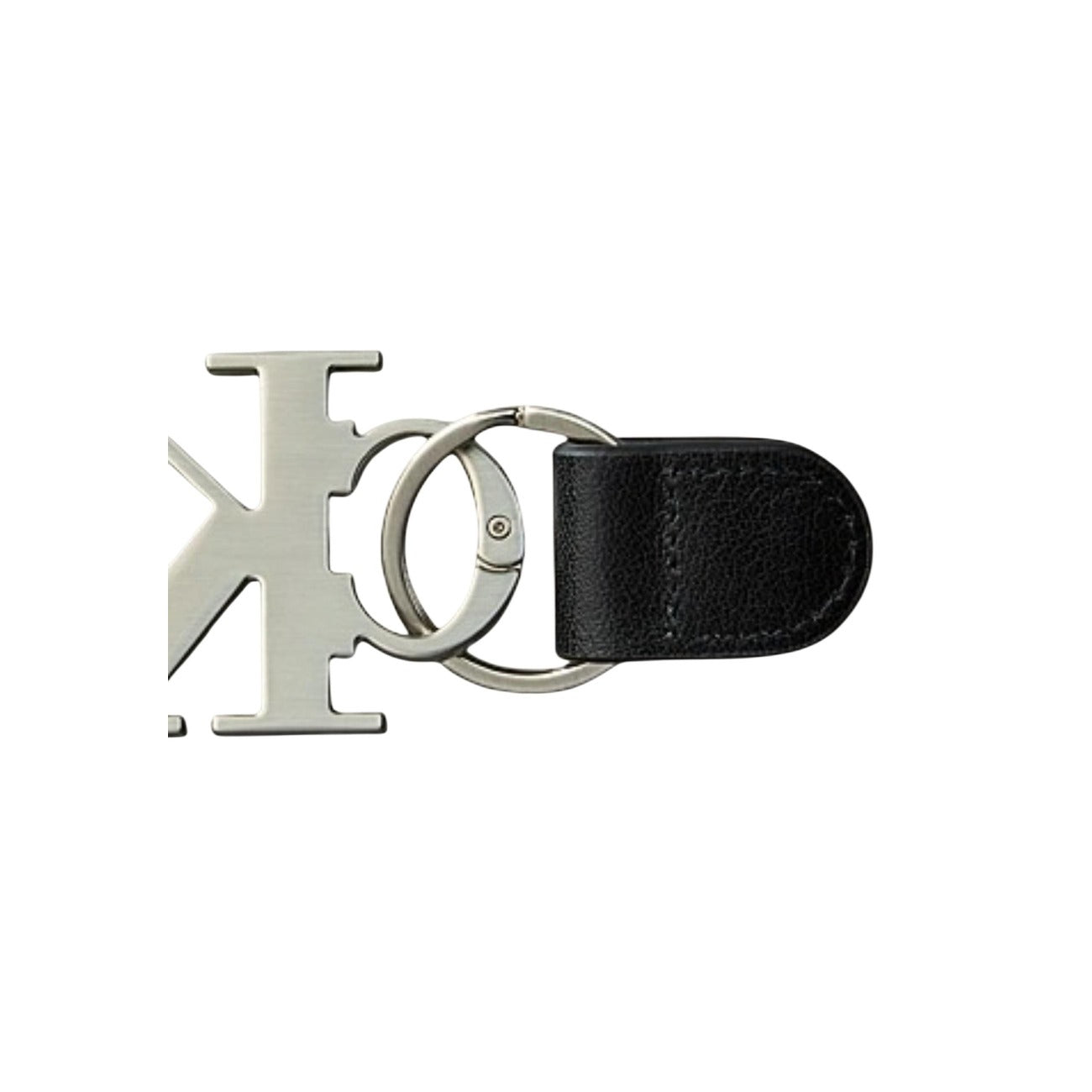 Portachiavi Monogramma; design metallico, lega di zinco/ferro. L'accessorio essenziale per uno stile di vita moderno. Vista posteriore 