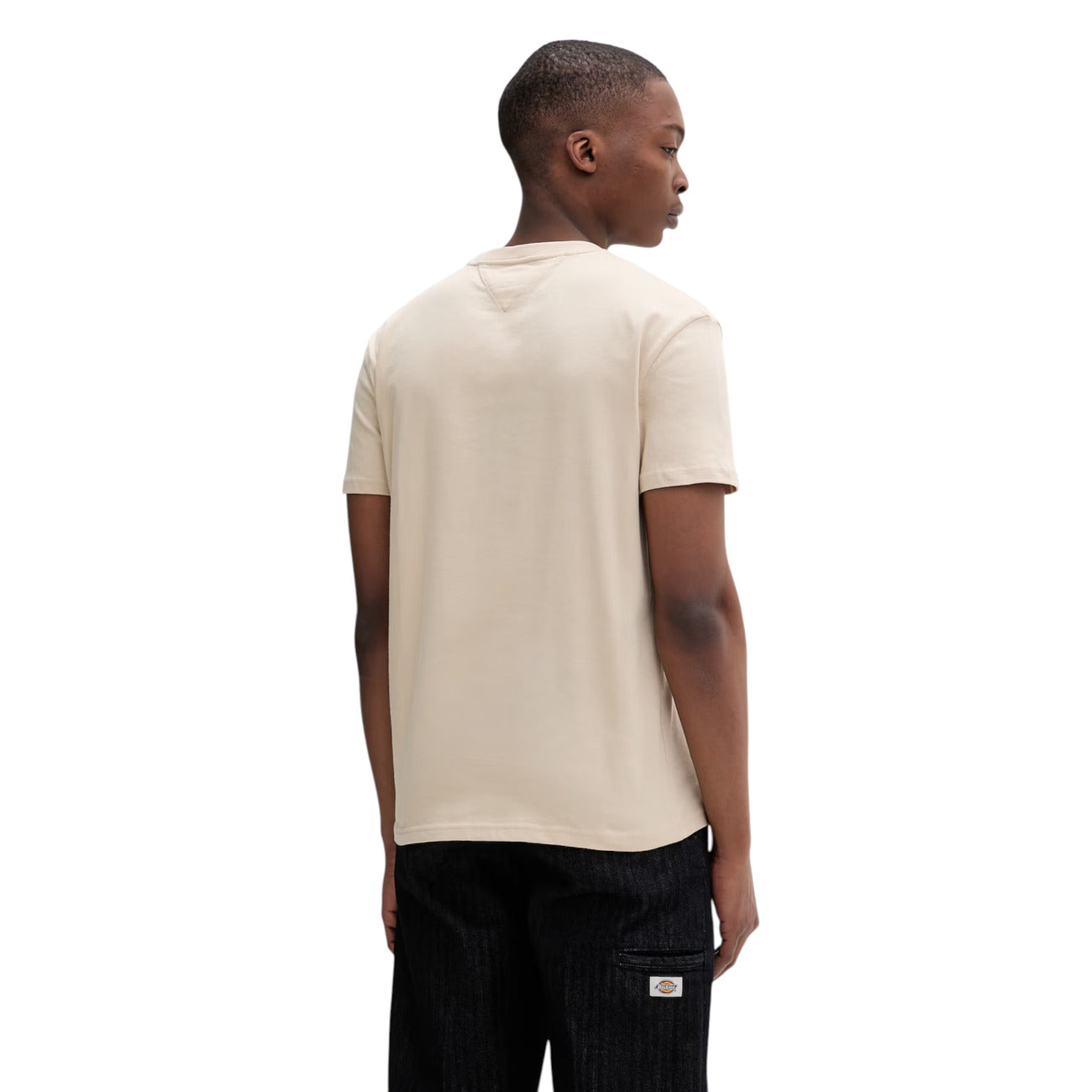 T-shirt Maniche Corte Beige Uomo Tommy Hilfiger Jeans; 100% cotone rigenerato ecosostenibile. Taglio dritto regular fit e scollo tondo girocollo. Stampa logo iconico sul petto, stile casual-luxury 4 stagioni. Posteriore 