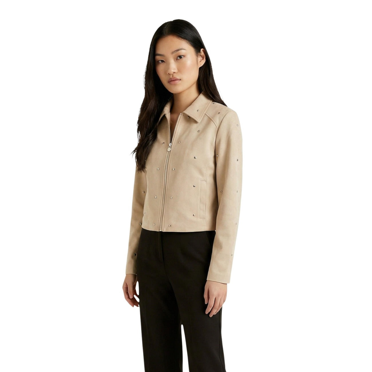 Giacca Jacqueline De Yong donna beige con cerniera scollo tondo colletto classico tasche anteriori - vista frontale indossata da modello figura intera