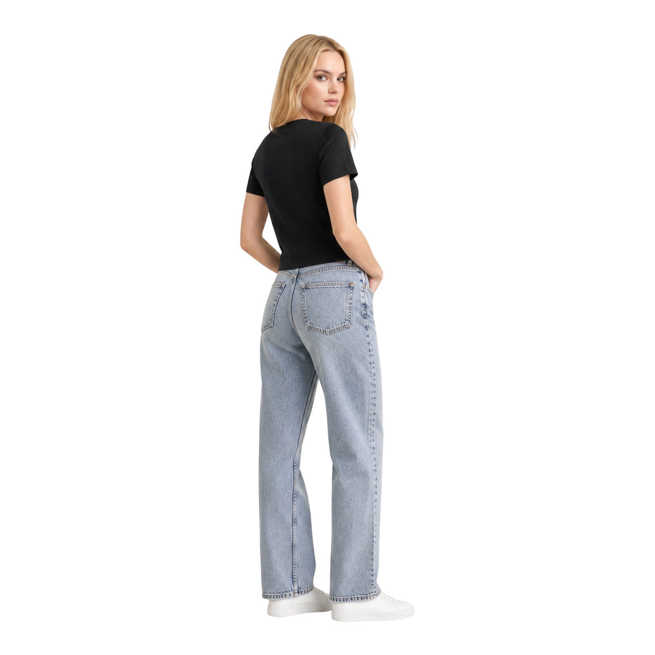 T-shirt Donna Nera Calvin Klein Jeans; 100% Cotone. Taglio dritto regolare, maniche corte e scollo a girocollo. Logo grafico Calvin Klein stampato sul petto, tessuto leggero stile casual-urban. Vista posteriore intera 