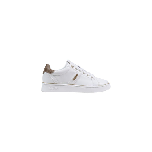 Sneakers Guess Britz; Bianco con dettagli laminati. 100% Poliuretano, fodera in cotone, suola in gomma 3 cm. Logo 4G sul retro e sulla suola, stile casual-sportivo Primavera/Estate. Vista laterale 