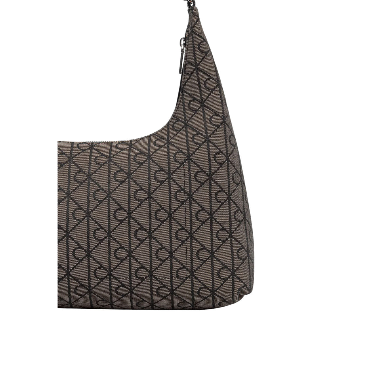 Borsa a Spalla Donna Calvin Klein Jacquard; Nero. 100% Poliestere riciclato ecosostenibile, trama logata all-over intrecciata, chiusura zippata e tracolla regolabile. Misure ampie e capienti (37x20 cm), stile contemporaneo 4 stagioni. Dettaglio stampa 