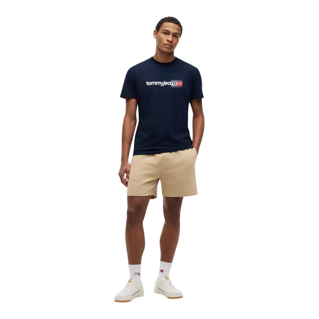 T-shirt blu navy Tommy Jeans; Logo Print. 100% Cotone Rigenerato. Regular fit, girocollo, stile casual sostenibile. Leggera, traspirante e iconica. Vista frontale figura intera 