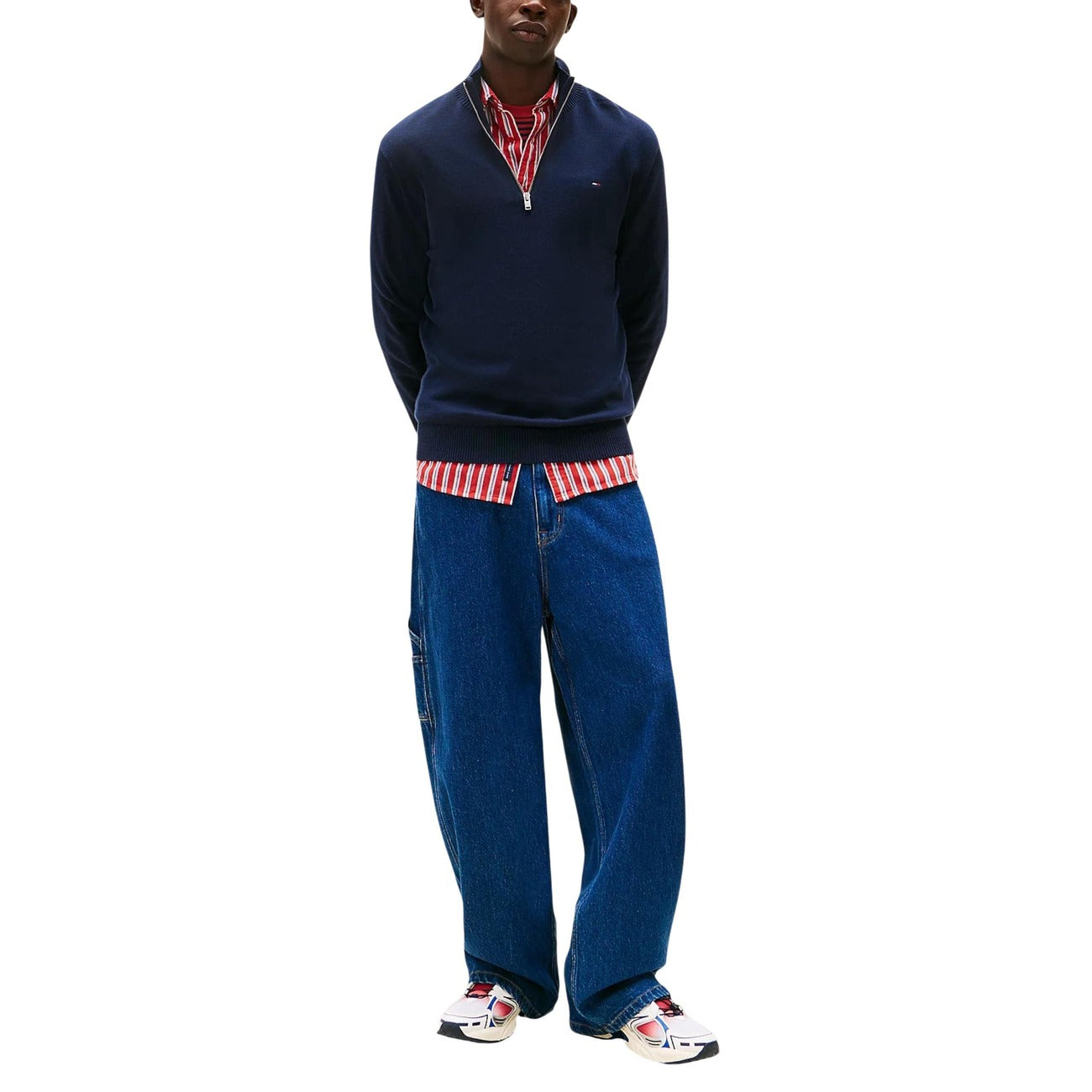 Felpa Tommy Hilfiger Jeans uomo blu con zip - vista frontale figura intera indossata da modello