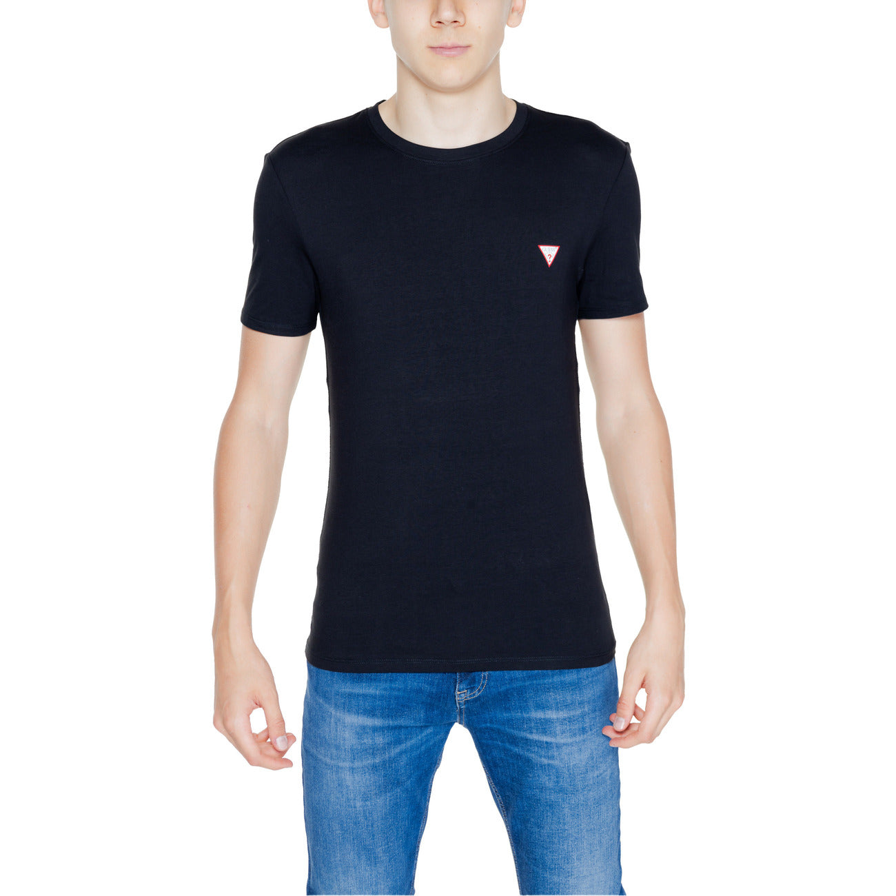 T-shirt basic nera uomo firmata Guess in cotone, girocollo, maniche corte, vestibilità slim. Vista frontale indossato da modello 