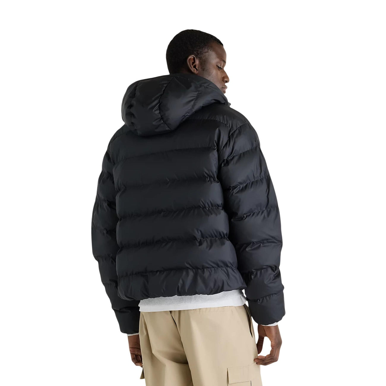 Piumino uomo New Balance nero MJ62G17OBK. Giacca invernale pesante da uomo nera in poliestere riciclato con ampia trapuntatura orizzontale, cappuccio regolabile, zip full zip e tasche con cerniera, giubbotto casual sportivo per il freddo.
