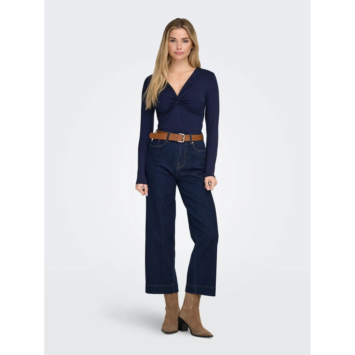 Top scollo V profondo nodo donna Only 15379511. Maglia elegante a maniche lunghe blu e marrone per outfit autunno inverno.