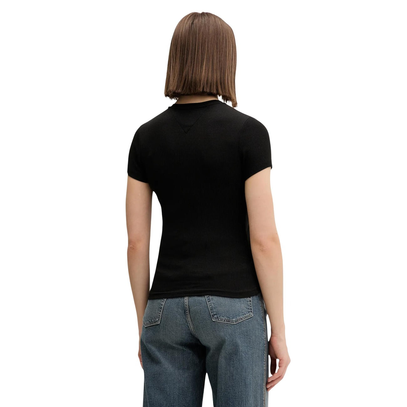 T-shirt Tommy Jeans DW0DW21838; 95% Cotone Rigenerato. Vestibilità slim, logo ricamato, jersey stretch. Maglia donna ecosostenibile, flessibile e di tendenza Colore nero vista posteriore