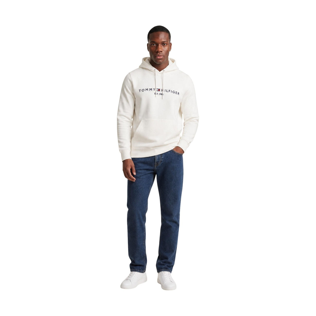 Felpa Tommy Hilfiger uomo con cappuccio e logo heritage. Felpa pesante in misto cotone con tasca a marsupio frontale, cappuccio con coulisse a contrasto e dettagli iconici del brand, abbigliamento uomo autunno inverno.
