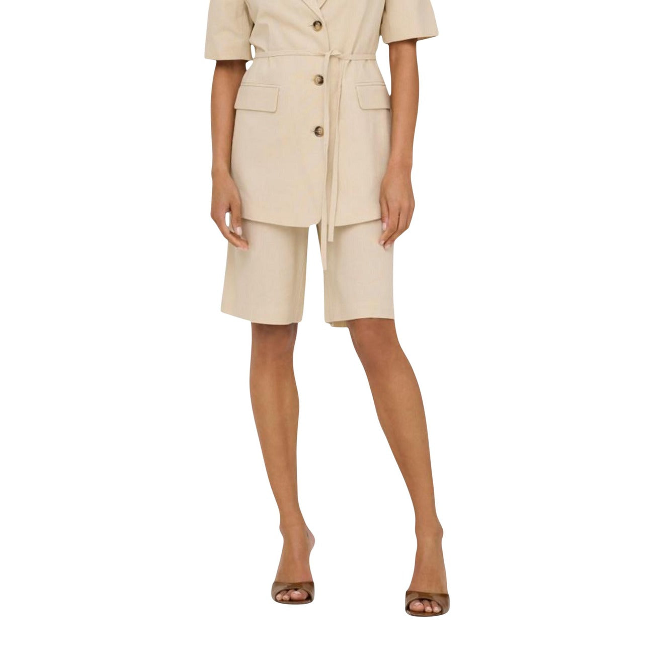 Bermuda JDY Jdynaomi Beige; 75% Viscosa, 25% Cotone. Taglio dritto sartoriale, vita regular, tasche laterali. Tessuto leggero e traspirante, ideale per ufficio e tempo libero. Stile casual raffinato. Vista frontale 