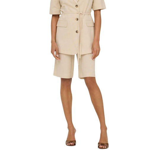 Bermuda JDY Jdynaomi Beige; 75% Viscosa, 25% Cotone. Taglio dritto sartoriale, vita regular, tasche laterali. Tessuto leggero e traspirante, ideale per ufficio e tempo libero. Stile casual raffinato. Vista frontale 