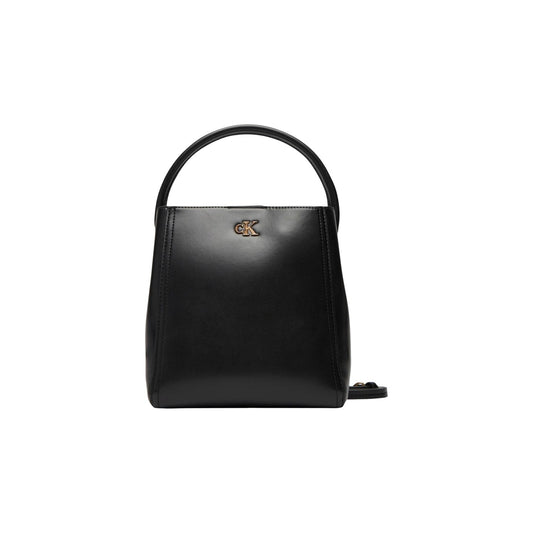 Calvin Klein CK Bucket nera con tracolla; borsa media strutturata in poliuretano e poliestere riciclato, dettagli in metallo iconici e design minimalista contemporaneo.