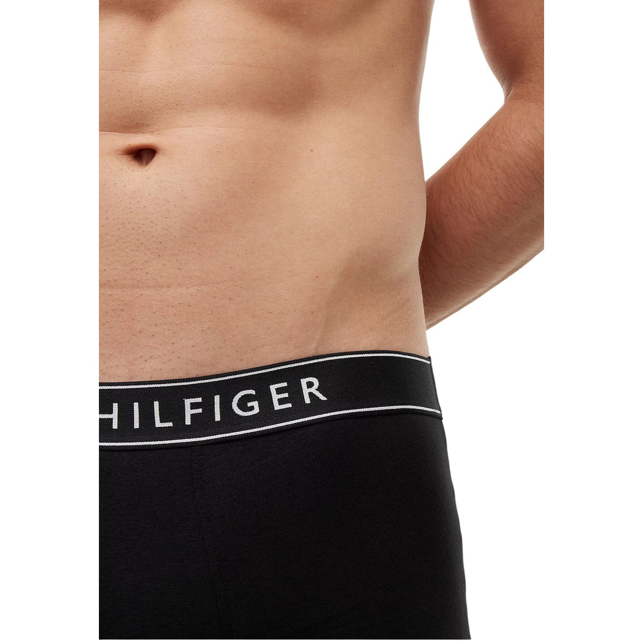 Set 5 Boxer Tommy Hilfiger; Nero con elastici multicolor. 95% Cotone, 5% Elastam. Vestibilità ergonomica, elastico logato a contrasto, traspiranti e resistenti. Qualità premium quotidiana. Dettaglio 