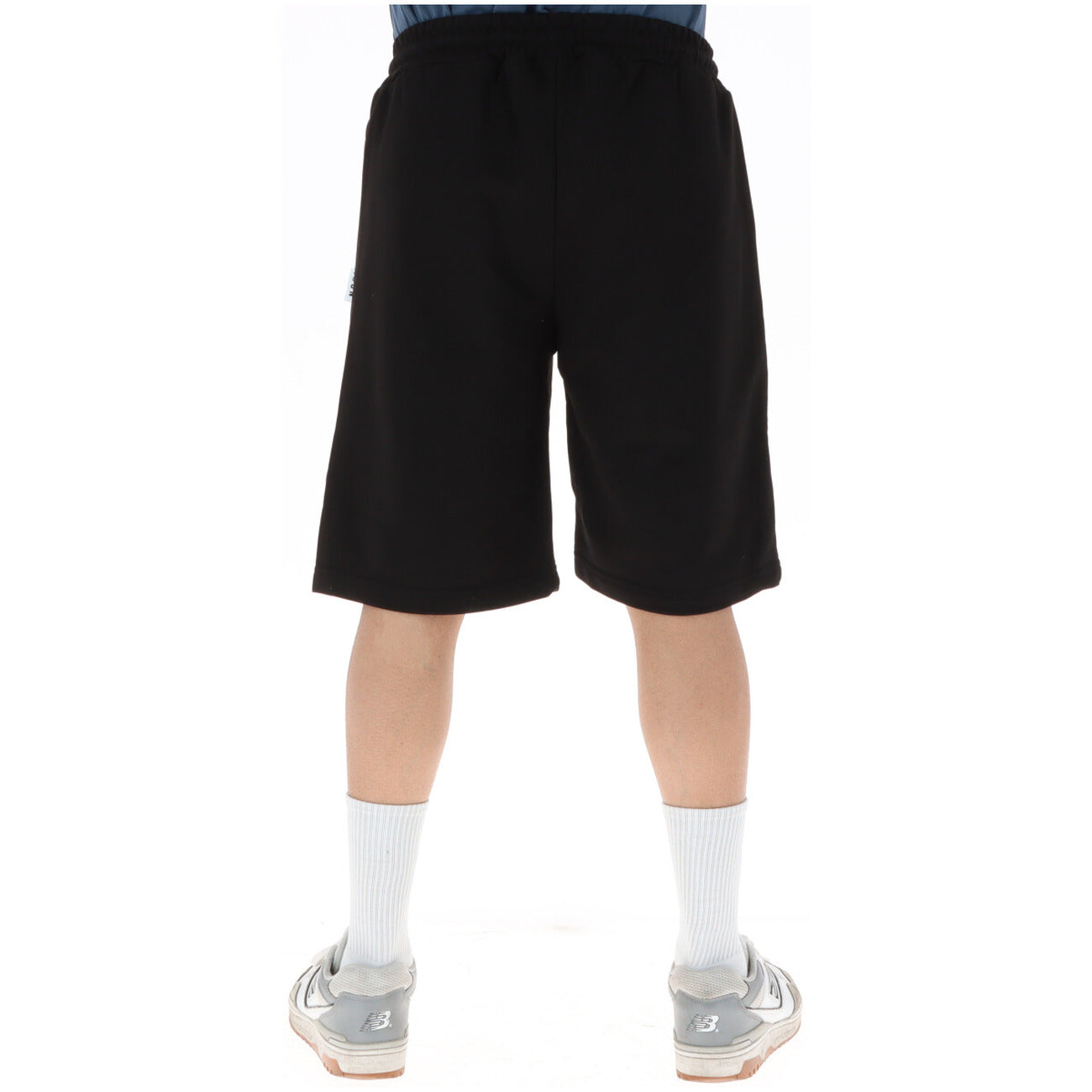 Bermuda ICON Neon Logo; 87% Cotone, 13% Poliestere. Nero con stampa giallo fluo, logo spezzato, vita con lacci. Short uomo streetwear energici e traspiranti, Made in Italy.Vista posteriore 