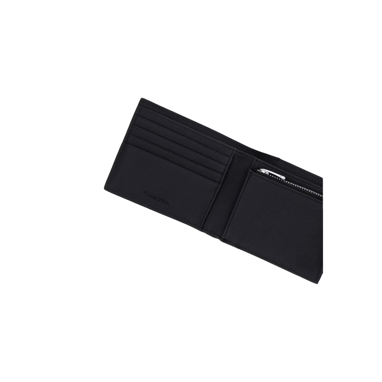 Portafoglio Uomo Calvin Klein XL Embossed; Nero. 100% Vera pelle con loghi incisi, chiusura esterna con zip, scomparti interni per tessere, banconote e tasca portamonete con cerniera. Stile casual-elegante 4 stagioni. Vista aperta 