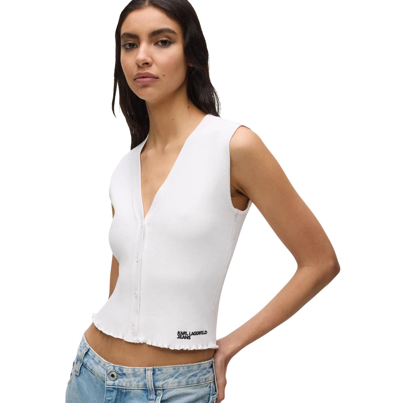 Top Ribbed Button-Down; 50% Viscosa, 50% Poliammide. Scollo a V, orlo arricciato, vestibilità slim. Maglia donna a costine fresca e stretch per la PE26.