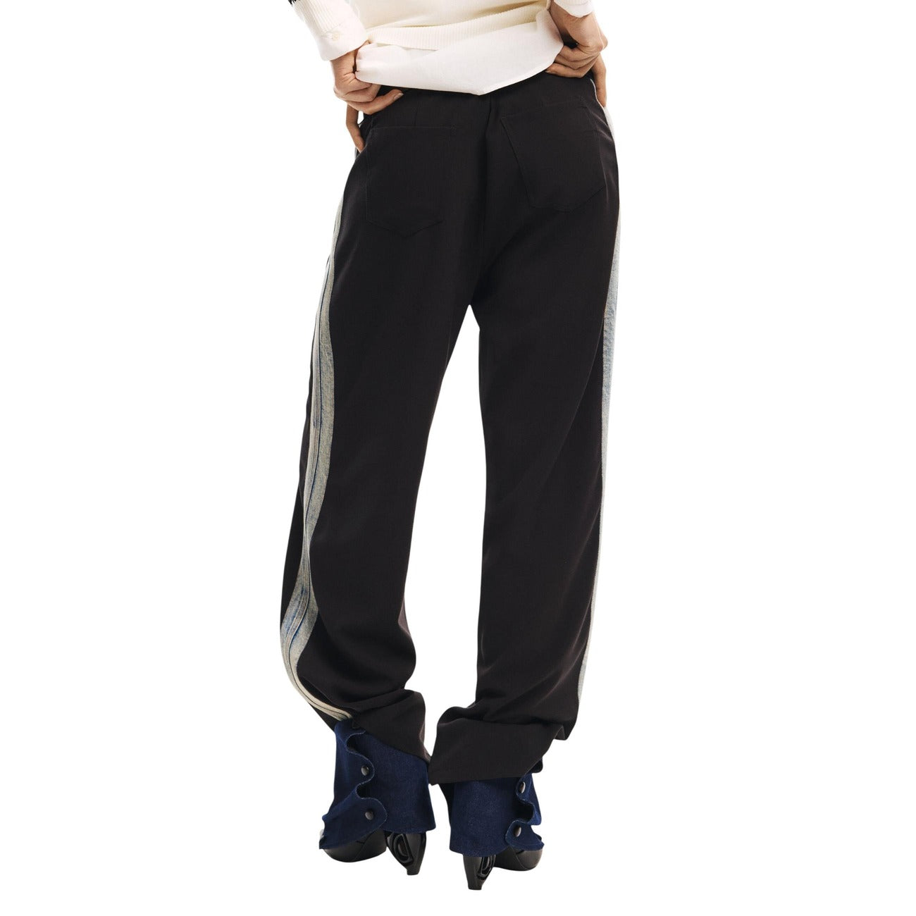 Pantaloni Desigual donna neri con tasche - vista posteriore indossata da modello
