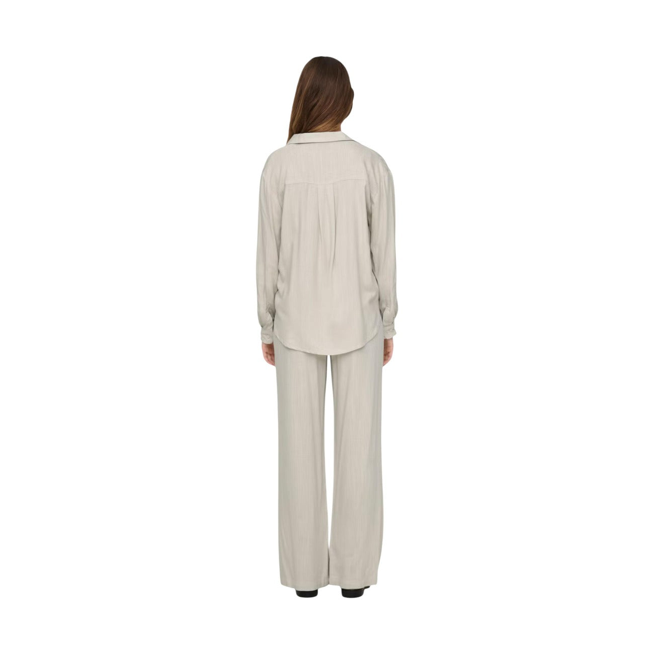 Camicia Grigia Donna in Lino e Viscosa JDY Jacqueline de Yong; Camicia fluida a maniche lunghe con taglio morbido relaxed. Scollo a V, colletto classico e stile casual-raffinato. Vista posteriore intera 