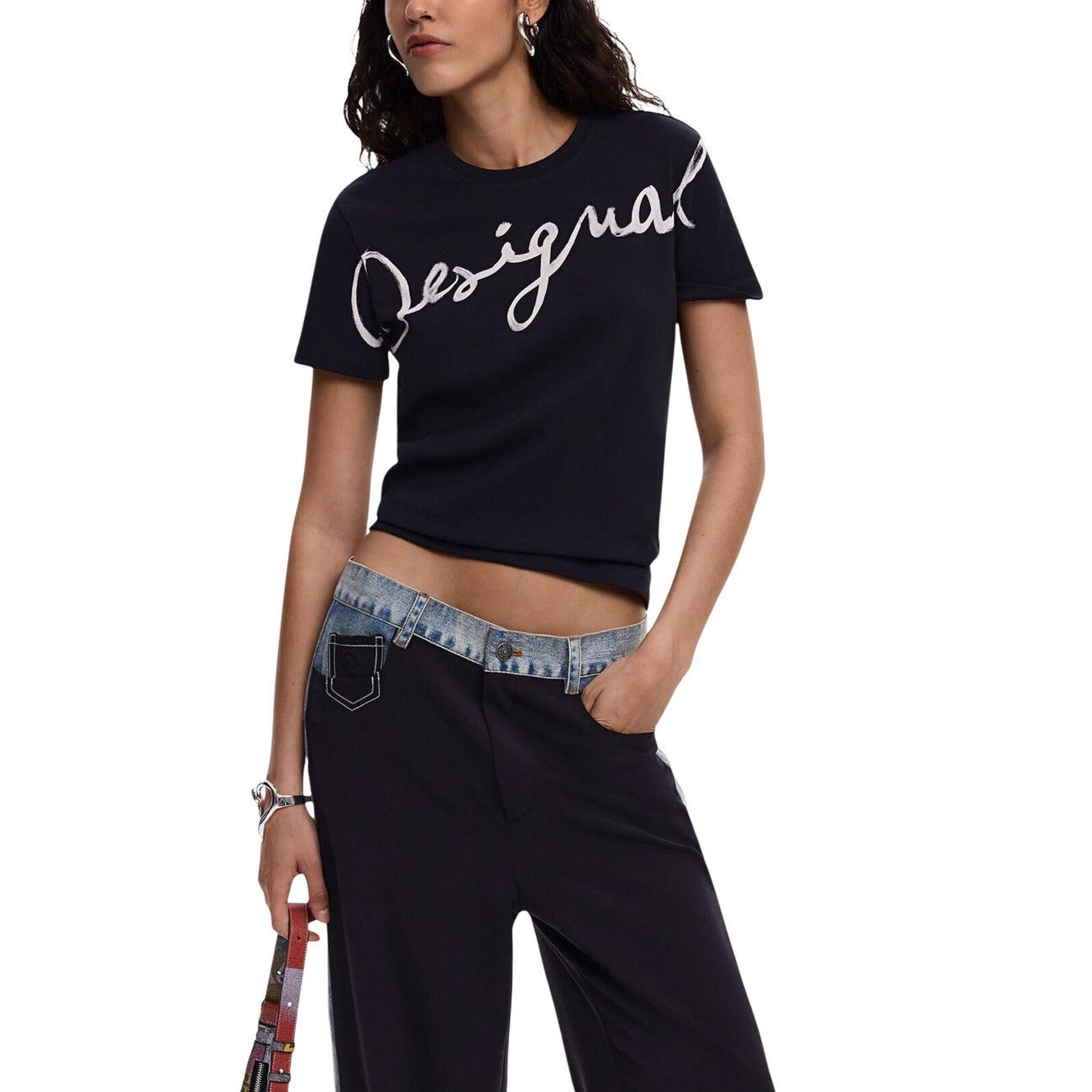 T-shirt Desigual donna nera con logo scritta maniche corte scollo rotondo 95% cotone 5% elastan - vista frontale indossata da modello