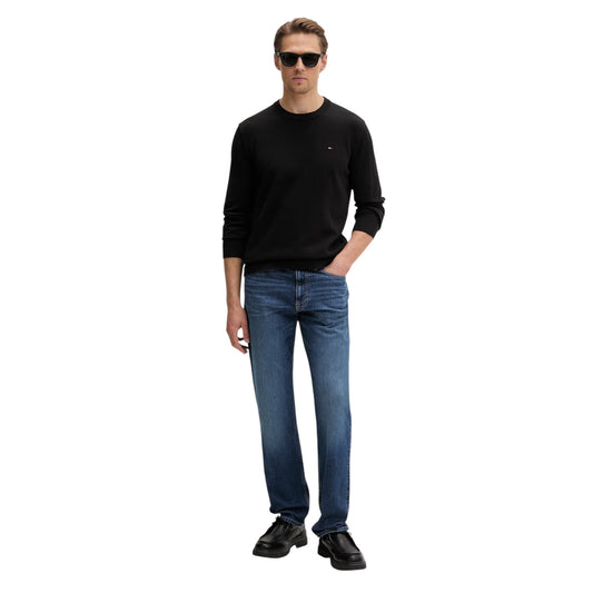 Maglione Girocollo Nero Uomo Tommy Hilfiger Jeans; 100% cotone rigenerato ecosostenibile. Tessuto a maglia fine con maniche lunghe e polsini a costine. Piccolo logo ricamato sul petto, modello pull-on mezza stagione. Figura intera frontale 