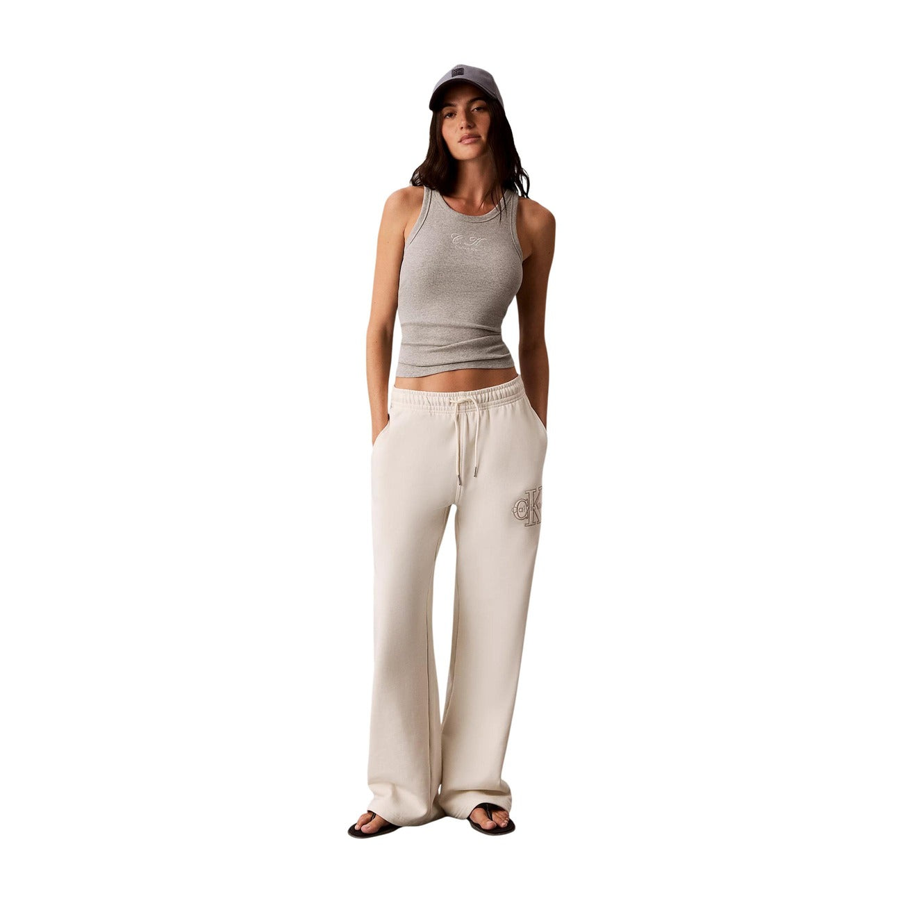 Pantaloni Sportivi Bianchi Calvin Klein; 100% Cotone. Taglio Loose, maxi logo ricamato, vita con coulisse. Traspiranti, morbidi e dallo stile urban rilassato. Figura intera 
