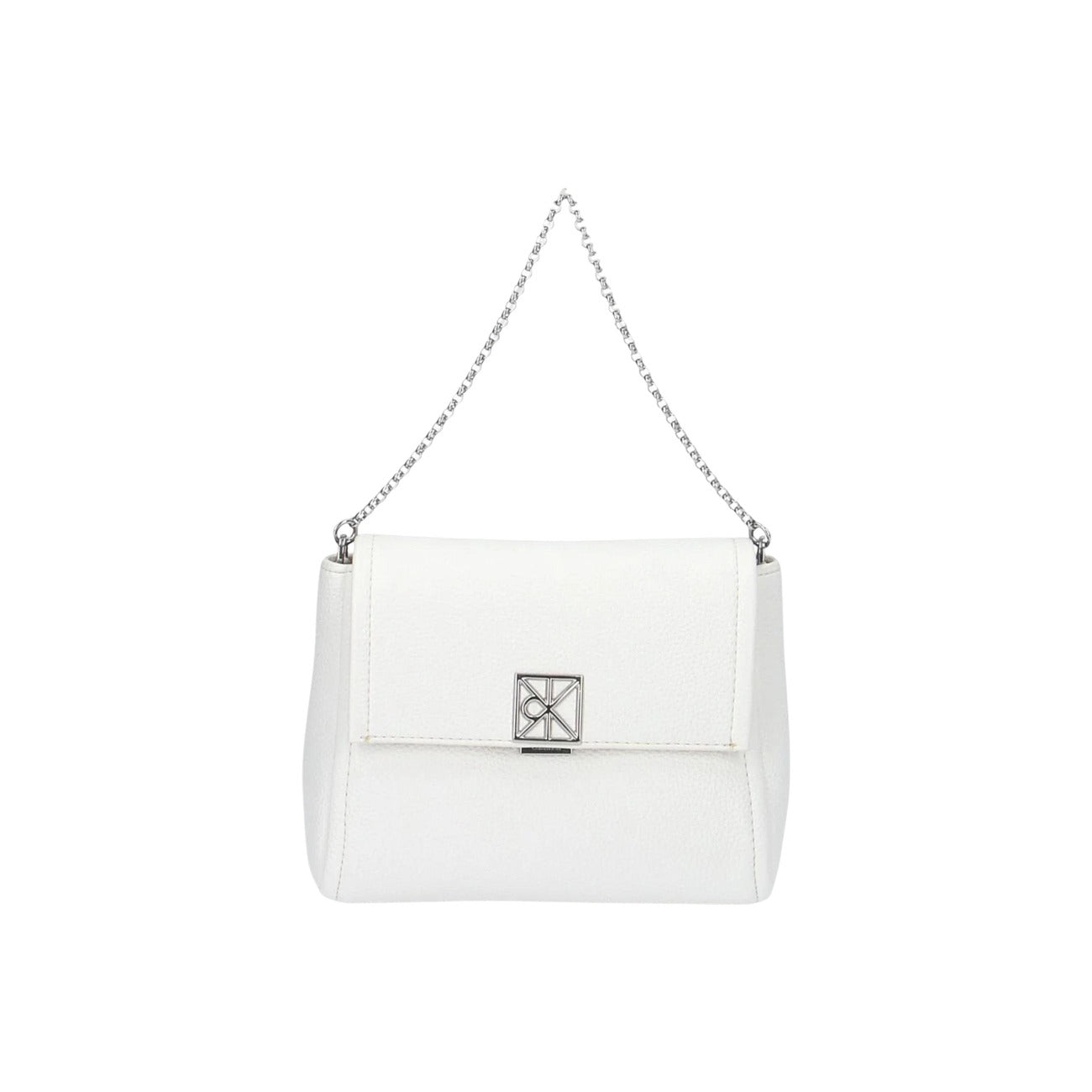 Calvin Klein Emblem Crossbody; 100% Poliuretano. Bianco effetto martellato, tracolla a catena, logo metallico. Borsa piccola elegante 14x5x5 cm, chiusura con zip. Vista frontale 