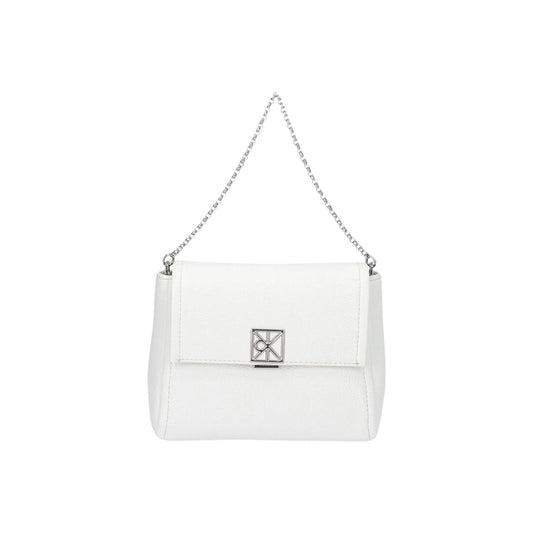 Calvin Klein Emblem Crossbody; 100% Poliuretano. Bianco effetto martellato, tracolla a catena, logo metallico. Borsa piccola elegante 14x5x5 cm, chiusura con zip. Vista frontale 