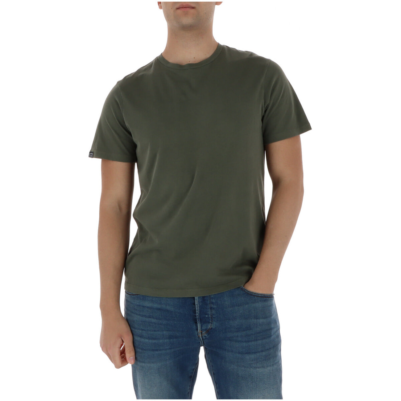 Superdry Tee Total Green M1012226A; 100% cotone, girocollo, manica corta. La t-shirt nera definitiva, resistente e versatile. Verde scuro vista frontale 