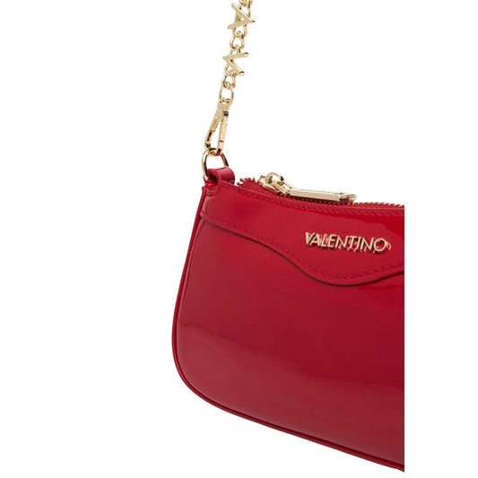 Borsa Piccola Rossa Donna Valentino Bags Elly; Misure 20x10x4 cm. Tessuto 100% poliuretano lucido verniciato stile baguette con zip. Tracolla corta a catena in metallo dorato logato, stile elegante 4 stagioni. Vista Logo dettaglio 