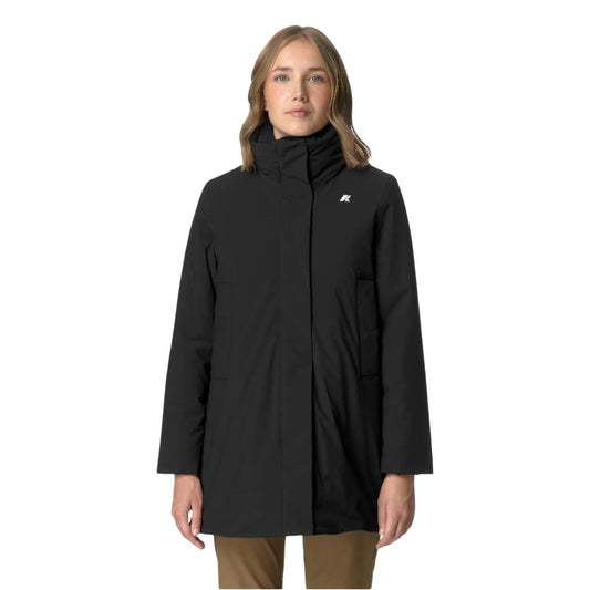 Giacca K-Way Marla nero donna K7125LW. Capospalla mezza lunghezza impermeabile da donna per autunno e inizio inverno con bottoni a pressione invisibili sui fianchi, collo alto con cappuccio ripiegabile, cerniera a doppio cursore e cuciture termonastrate.