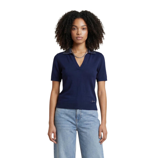 Polo blu navy in lana leggera Guess Stormi con scollo a V e decorazioni in strass, maniche corte e taglio regolare confortevole. Vista frontale 