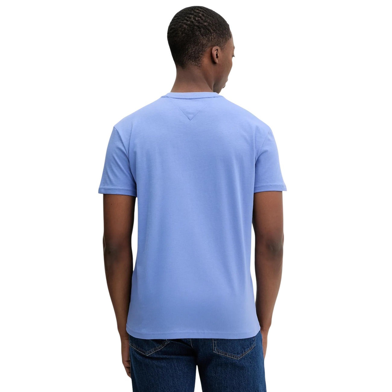 T-shirt Tommy Jeans Azzurra; 100% Cotone Rigenerato. Regular fit, stampa grafica frontale, girocollo a costine. Stile casual sostenibile, ideale per la stagione calda e il tempo libero. Vista posteriore 
