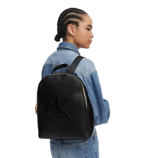 Zaino Donna Calvin Klein Bold CK; Nero. 100% Poliuretano liscio, chiusura con zip, spallacci regolabili e schienale traforato. Tasche interne e maxi logo frontale. Silhouette quadrata e capiente (35x35 cm), stile contemporaneo. Indossato 