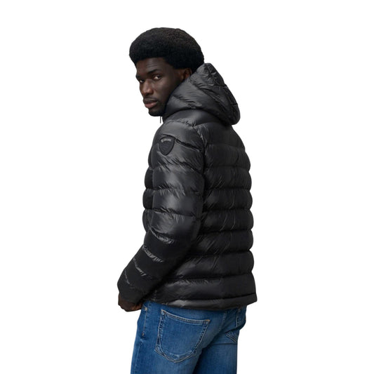 Piumino uomo Blauer nero Adams 26WBLUC02054. Giubbotto corto da uomo nero trapuntato con cappuccio fisso, chiusura zip, tasche laterali e logo Blauer su petto e manica, giacca invernale calda e casual.