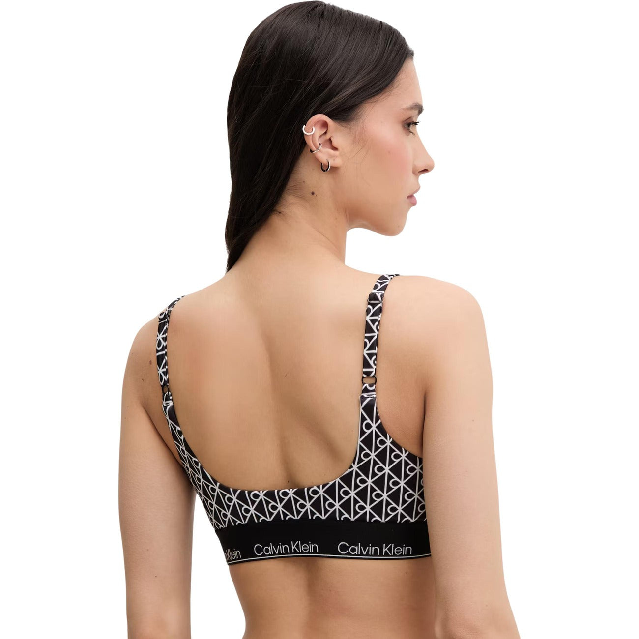 Bralette Bikini CK Jeans; Nero con monogramma bianco. Scollatura quadrata, fascia elastica logata, spalline regolabili. Tessuto stretch riciclato, asciugatura rapida, stile moderno e grafico. Vista posteriore 